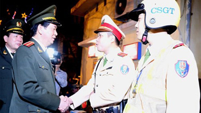 Đại tướng Trần Đại Quang, Bộ trưởng Bộ Công an kiểm tra và chúc Tết tại chốt trực của Tổ công tác 141 trong đêm 30 Tết Ất Mùi.