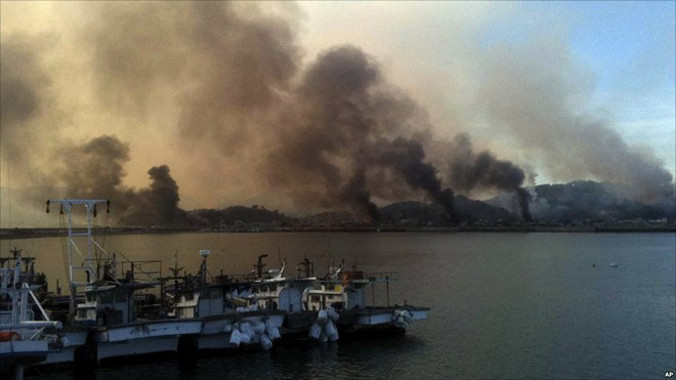 Các tàu chiến Triều Tiên dồn dập pháo kích đảo Yeongpyeong của Hàn Quốc ở gần biên giới trên biển Hoàng Hải vào cuối năm 2010. Đây là diễn biến nghiêm trọng nhất trên bán đảo Triều Tiên kể từ sau cuộc chiến hồi thập niên 1950. Ảnh: BBC.