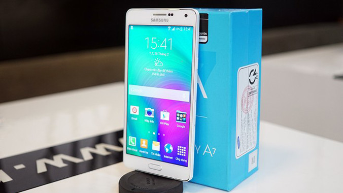 Cận cảnh Galaxy A7 kim loại nguyên khối