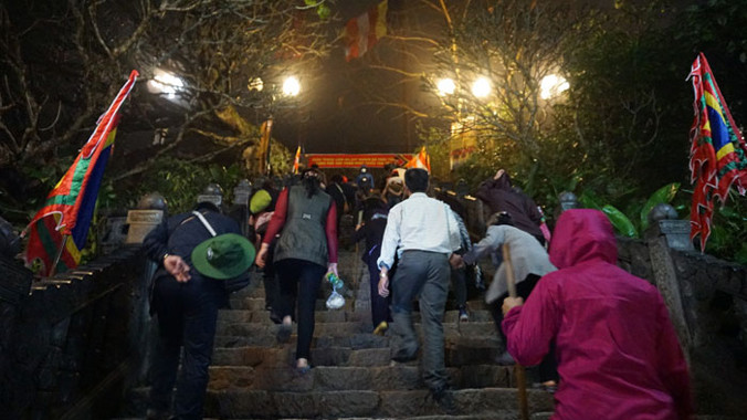 Năm nay khu vực nghỉ chân ở Hoa Yên đã được dỡ bỏ, ngay trong đêm, nhiều người đã leo thẳng lên Chùa Đồng.