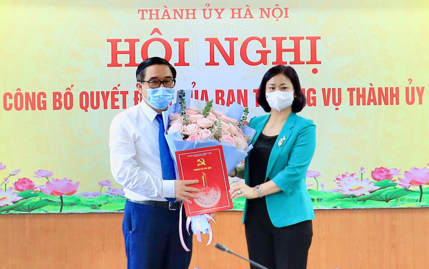 Ông Đỗ Đình Hồng nhận quyết định của Thường trực Thành ủy.