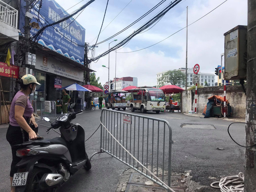 Người dân phải quay đầu tại chốt kiểm soát đầu phố Cầu Đất vì không có giấy đi đường. 