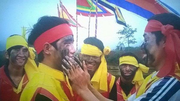 Người tham gia bôi nhọ (Ná Nhèm) lên mặt. Ảnh: Minh Đức