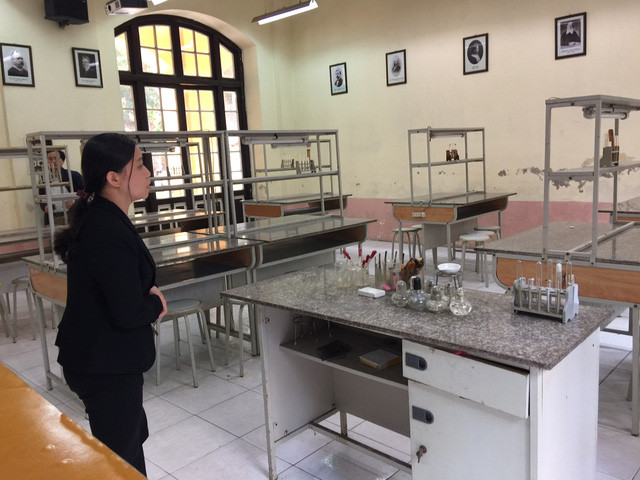 Cô Mai Anh trước bàn thực hành Hóa học, nơi xảy ra vụ cháy nổ khiến học sinh bị bỏng.