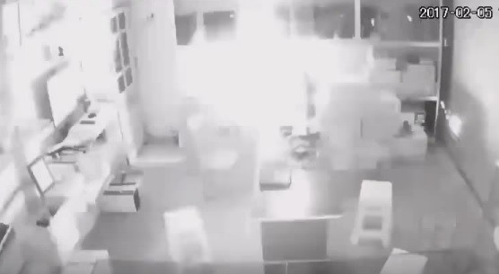 Chiếc micro karaoke cầm tay phát nổ sáng rực cả một góc nhà. Ảnh cắt từ clip.