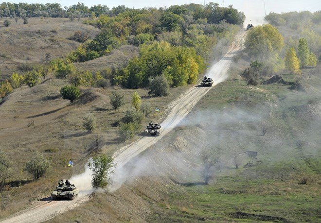 Xe tăng của lực lượng vũ trang Ukraine rút khỏi Krymske, vùng Lugansk ngày 5/10. (Nguồn: THX/TTXVN)