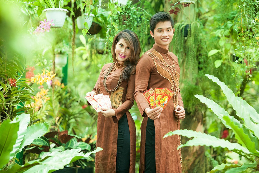 Siêu mẫu Vũ Hằng rực rỡ áo dài đón xuân