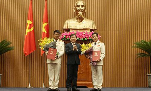 Thừa ủy quyền của Chủ tịch nước, Viện trưởng VKSND tối cao Lê Minh Trí trao quyết định Kiểm sát viên VKSND tối cao cho đồng chí Nguyễn Huy Tiến và đồng chí Nguyễn Văn Quảng.