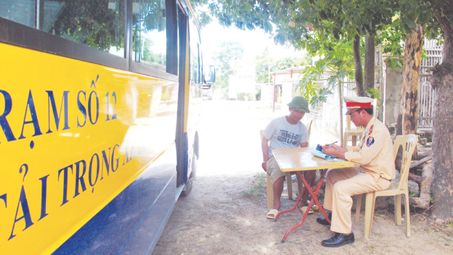 Trạm cân tải trọng xe tại Kỳ Anh (Hà Tĩnh) chỉ hoạt động tới 12h trưa, sau đó dời đi cho xe quá tải hoạt động (Ảnh chụp cuối tháng 6/2014). Ảnh: Sỹ lực