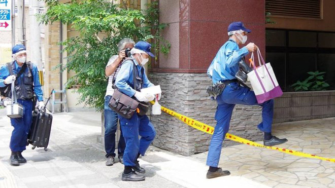 Cảnh sát lục soát căn hộ của nghi phạm.