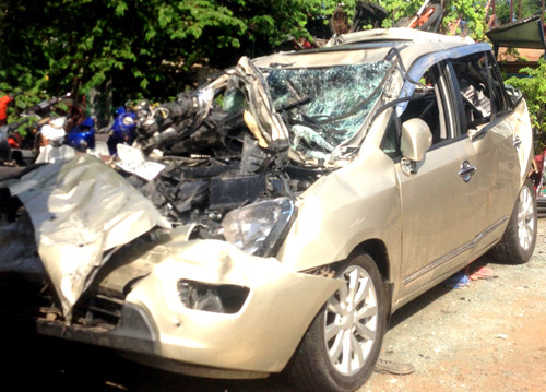Ôtô 7 chỗ bị bẹp dúm. Ảnh: An Nhơn
