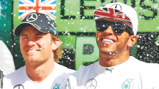 Hamilton (phải) và đồng đội Rosberg tại một giải đua. ảnh: Getty images 