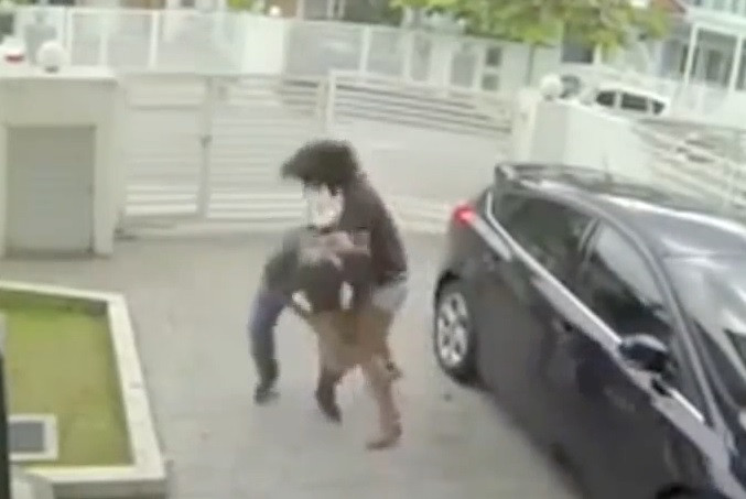 Bản tin 8H: Cô gái tay không ‘xử lý’ hai tên cướp giật