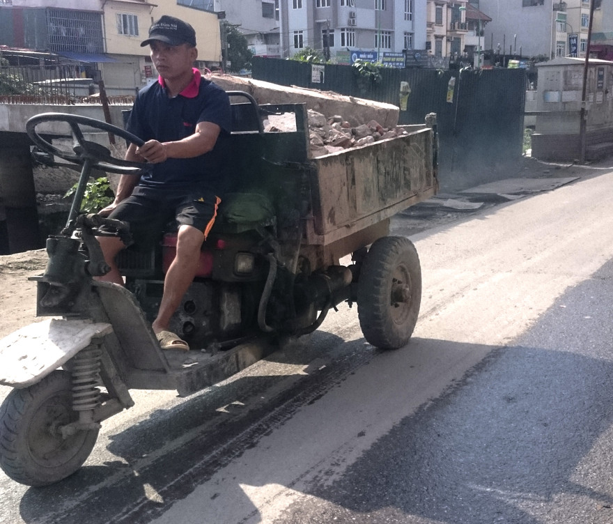 Những chiếc xe tự chế, gắn máy nổ của công nông hàng ngày lưu thông trên đường. Ảnh: Thanh Hà.