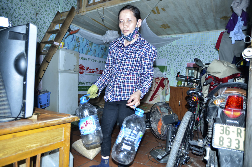 Chị Mười sử dụng can để trữ nước sinh hoạt hàng ngày. Ảnh Thanh Hà