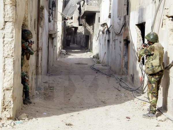 Binh sỹ Syria trong chiến dịch truy quét phiến quân tại Jobar, phía đông thủ đô Damascus, Syria ngày 21/10. (Nguồn: THX/TTXVN)