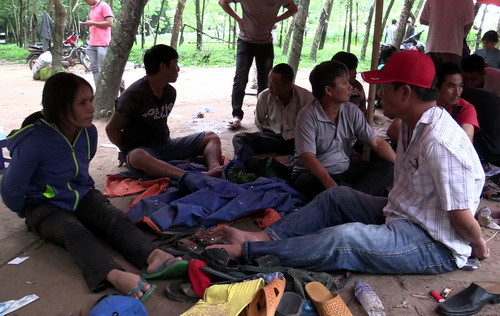 14 con bạc bị khống chế trong sòng bạc. Ảnh: Nguyệt Triều.