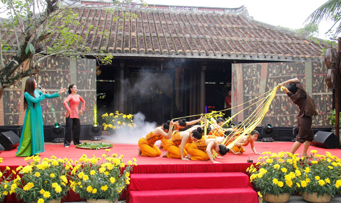 Tái hiện quá trình ươm tơ dệt lụa truyền thống trước đại biểu các nước và du khách. Ảnh: Thanh Trần.