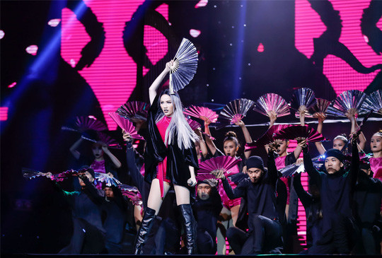 Bảo Thy đầu tư hơn 1 tỉ đồng cho truyền hình thực tế với kỳ vọng cô sẽ trở lại mạnh mẽ và thành công. Trong ảnh: Một tiết mục biểu diễn của Bảo Thy trong chương trình “Hòa âm ánh sáng 2017”.