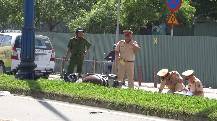 Lực lượng chức năng điều tra vụ việc.