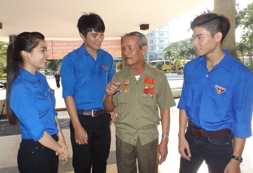 Cựu chiến binh trò chuyện cùng thế hệ trẻ Ảnh: Hòa Hội.