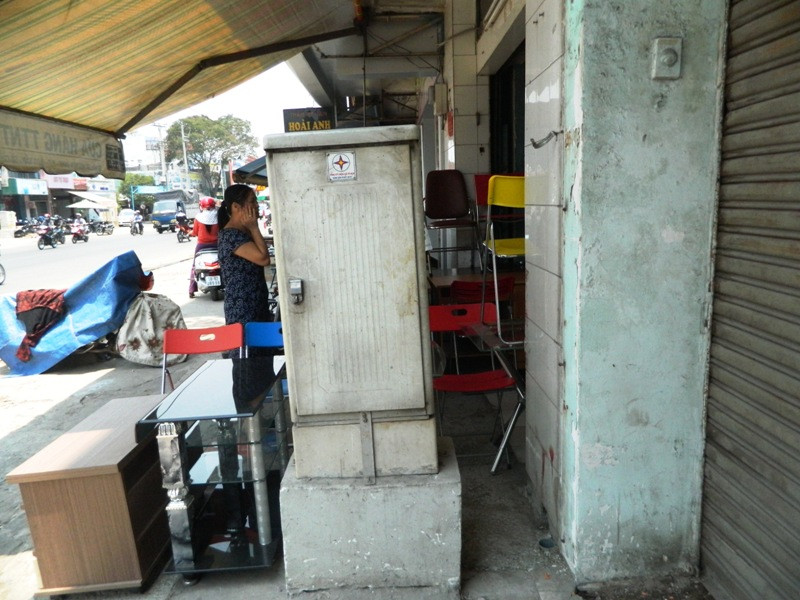 Trụ đèn, tủ điện đặt sát cửa nhà dân khi làm cầu vượt thép Ngã sáu Gò Vấp.
