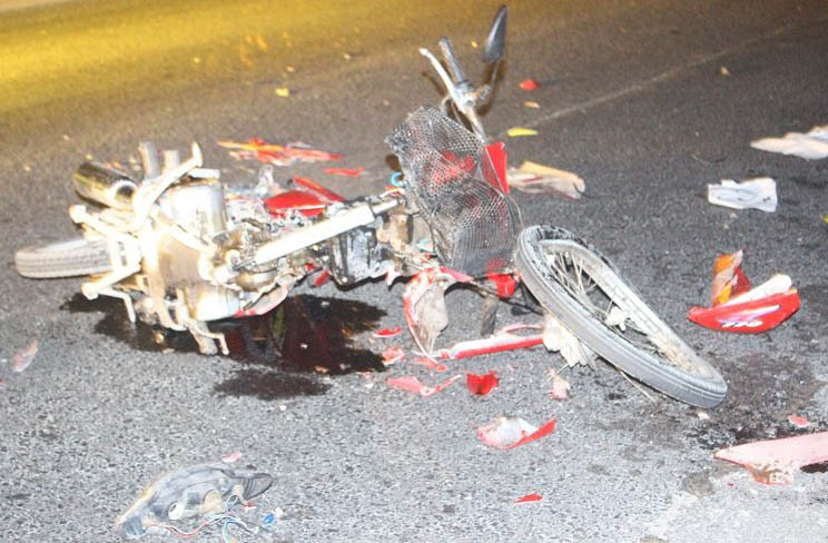 Chiếc xe máy vỡ vụn sau khi đâm vào đuôi xe bồn.