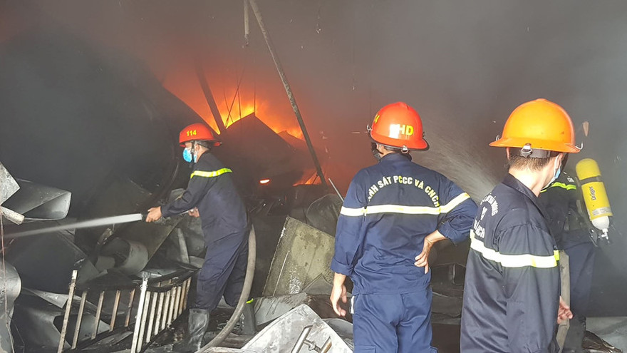 Lực lượng PCCC & CNCH tích cực khống chế đám cháy.