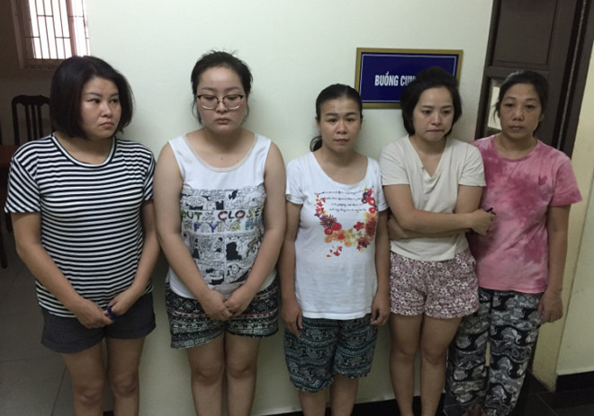 Nhóm đối tượng trong đường dây làm giấy tờ giả bị bắt giữ. Ảnh: Cơ quan công an cung cấp.