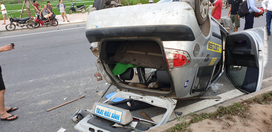 Chiếc taxi bị hư hỏng nặng sau vụ tai nạn. Ảnh: CTV