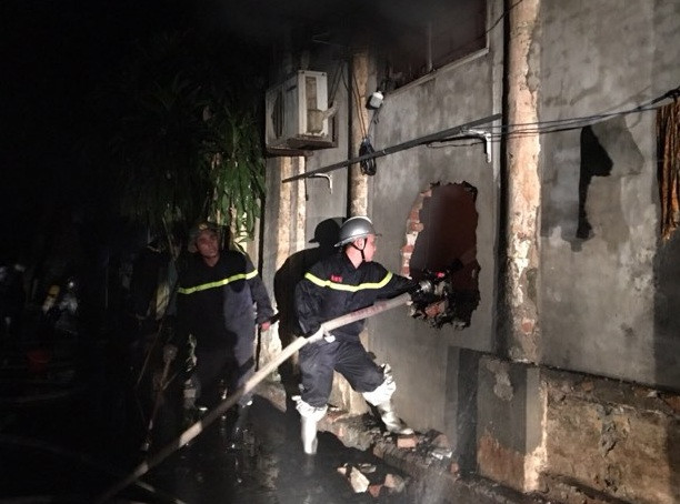 Lực lượng chức năng chữa cháy.