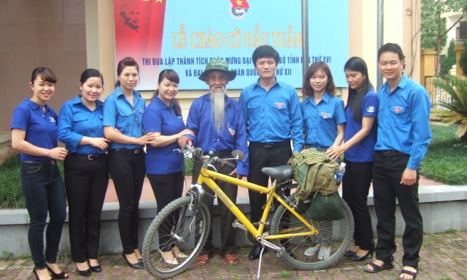 Cụ Khiết chụp ảnh lưu kỷ niệm với cán bộ Tỉnh đoàn Lạng Sơn.