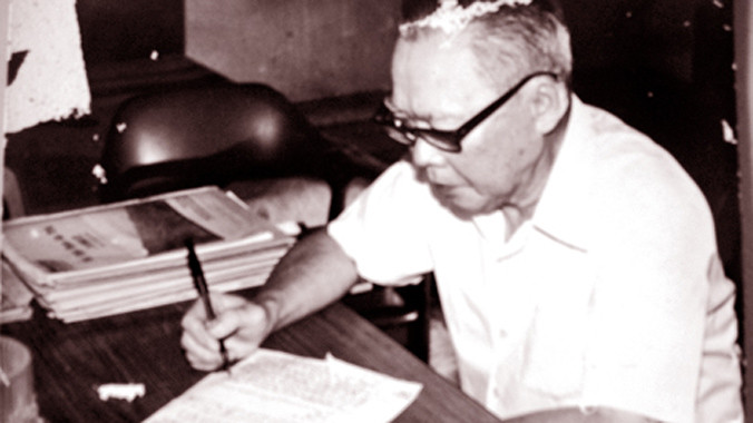 Nhà văn Đặng Thanh đang sáng tác.