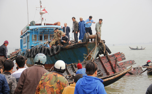 Chiếc tàu cá định mệnh TTH 26669 TS bị sóng đánh vỡ toác được kéo vào bờ. Ảnh: Đắc Đức