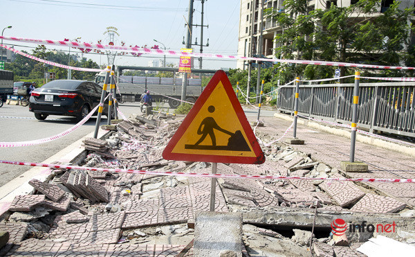 Khu vực sụt lún được chăng dây, lắp biển cảnh báo nguy hiểm sơ sài. Ảnh: Infonet