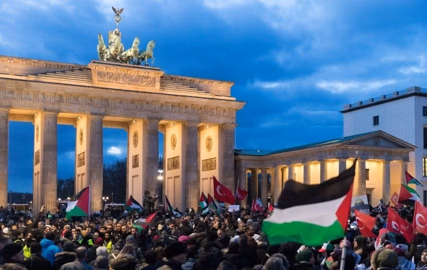 Hàng nghìn người biểu tình chống Mỹ và Israel ở Berlin. Ảnh: Twitter