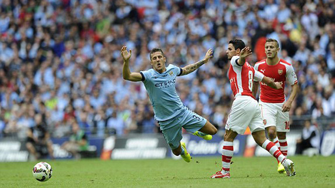 Man Xanh (trái) gục ngã trước họng pháo Arsenal. Ảnh: EPA