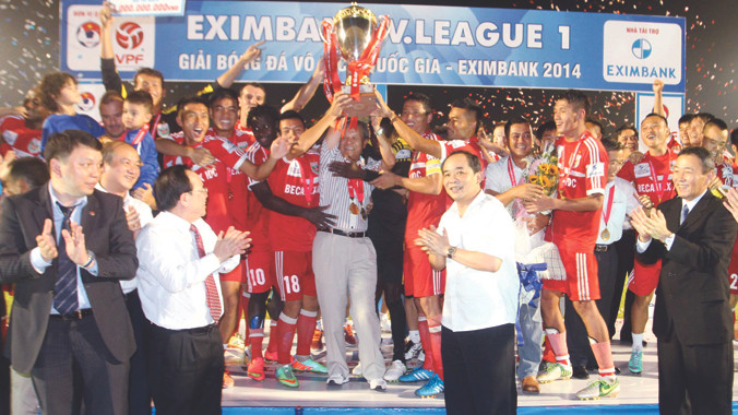 Thứ trưởng Bộ VHTT&DL Lê Khánh Hải (áo trắng bên phải) trao cúp vô địch cho B.Bình Dương. Ảnh: Tường Vũ