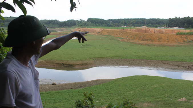 Một điểm đổ đất lấn chiếm lòng hồ Suối Hai tại xã Ba Trại. Ảnh: KN-TV 