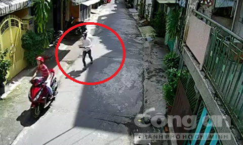 Tên cướp ôm tài sản từ nhà nữ nghệ sĩ chạy ra - Ảnh cắt từ clip.