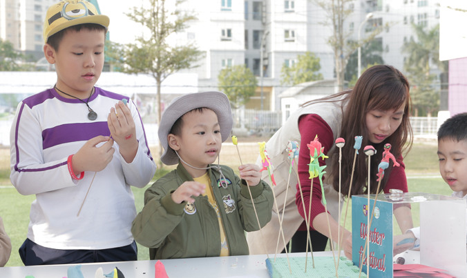 Học sinh háo hức với các gian hàng quyên góp.