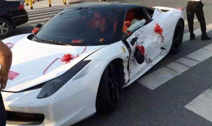 Cửa bên lái của 458 Spider hỏng nặng.