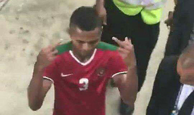 Lestaluhu giơ "ngón tay thối" hướng về phía các CĐV Thái Lan.