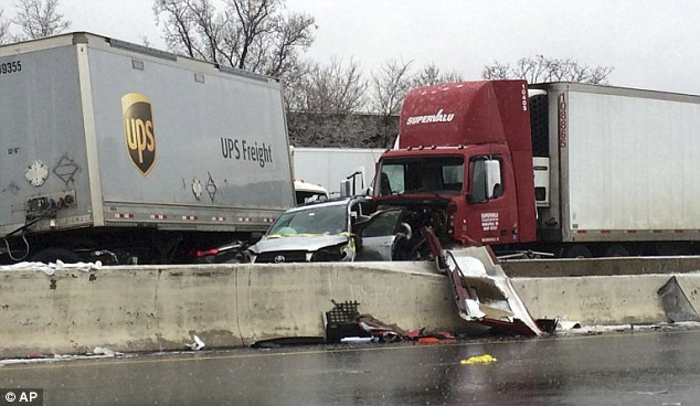 Các phương tiện đâm liên hoàn trên quốc lộ I-95 ở Baltimore ngày 17/12. Ảnh: AP.