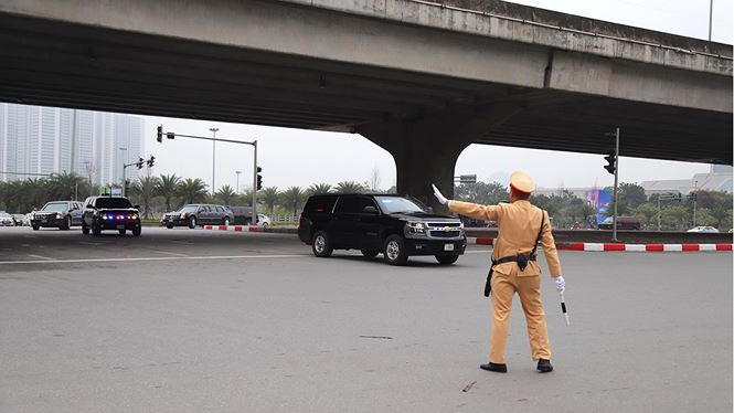 Xe ô tô phục vụ Tổng thống Mỹ đã đến Việt Nam và chạy trên đường Hà Nội sáng nay. Ảnh: Mạnh Thắng