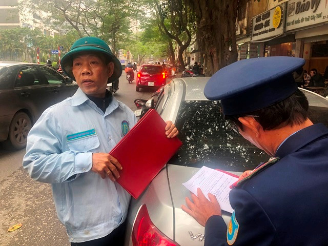 'Sờ gáy' nhiều điểm trông xe chặt chém ở Hà Nội