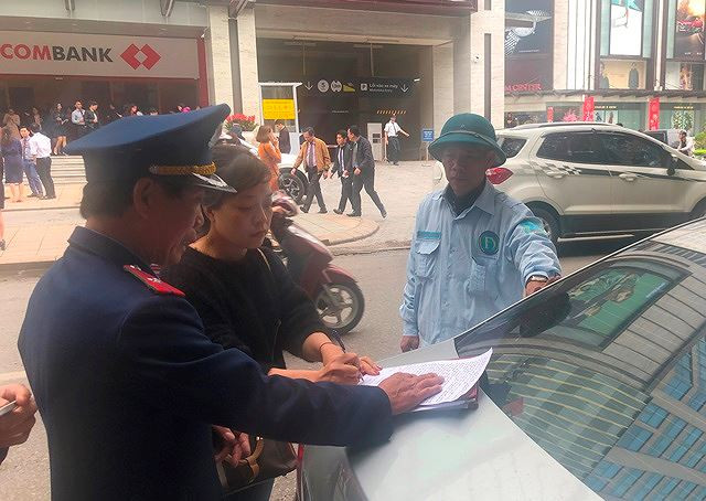 Điểm trông xe của Cty Anh Duy trên phố Thái Phiên bị kiểm tra và lập biên bản làm việc sáng 13/2