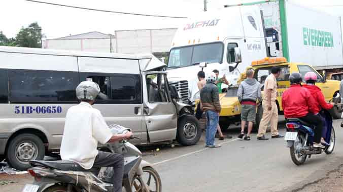 Xe khách lấn trái đấu đầu với xe container
