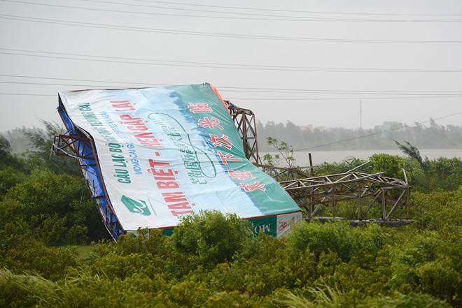 Cảnh hoang tàn ở Móng Cái sau bão Thần Sấm