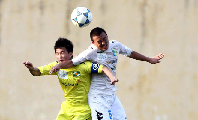 Cuộc chiến trên sân Vinh giữa HN T&T (phải) và SLNA hứa hẹn sẽ rất hấp dẫn. Ảnh: VSI